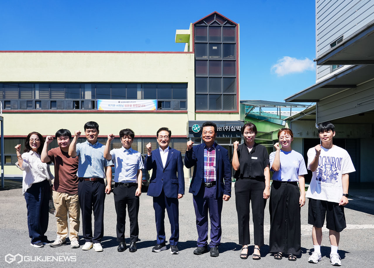 ​(제공=영천시) 청년창업가 사업장을 방문, 임직원을 격려하고 특색있는 상품 개발의 중요성을 강조하는 최기문 영천시장​