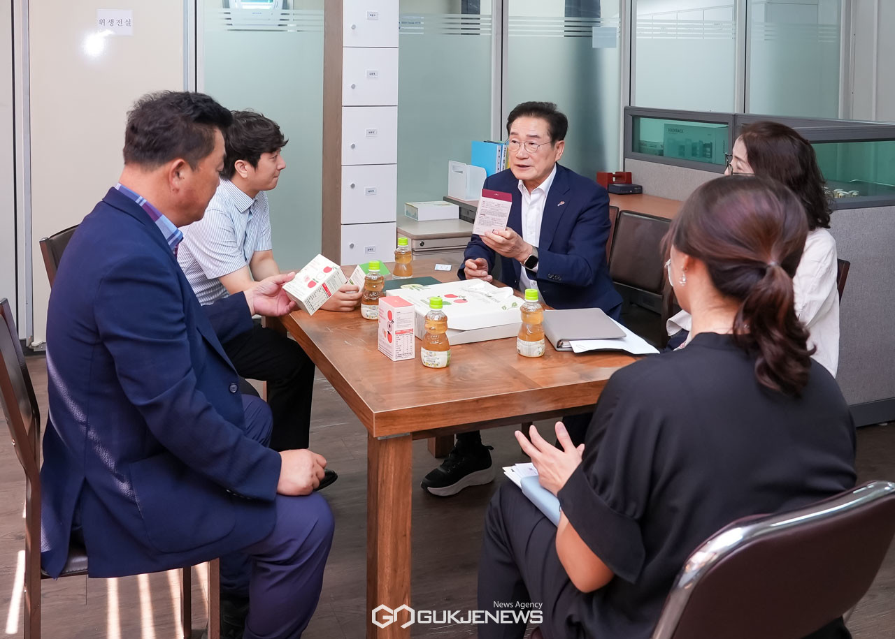 ​(제공=영천시) 청년창업가 사업장을 방문, 임직원을 격려하고 특색있는 상품 개발의 중요성을 강조하는 최기문 영천시장​