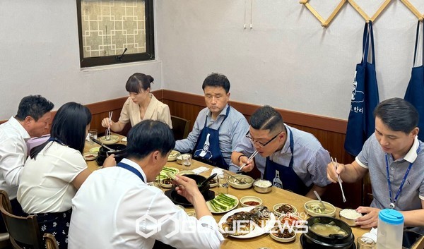 제주은행은 지난달부터 지역 골목 음식점 상권 살리기의 일환으로 ‘임직원 식신 원정대’를 운영하고 있다.[사진=제주은행]