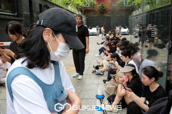 티몬이 환불 접수를 받기 시작한 26일 오전 서울 강남구 티몬 신사옥에서 소비자들이 대기를 하고 있다.(국제뉴스/이용우기자)