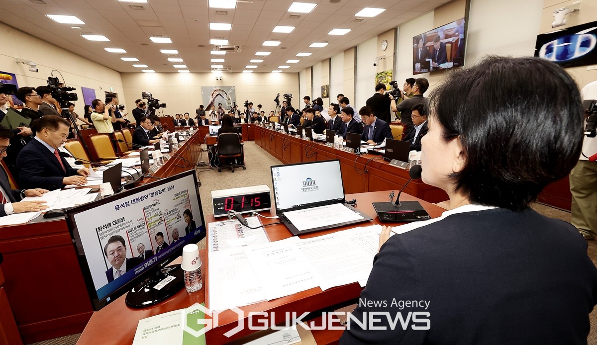 ▲국회 과학기술정보방송통신위원회는 9일 오전 당 주도로 방송문화진흥회 이사 선임 과정 등의 규명을 위한 '방송장악' 1차 청문회를 진행하고 있다./사진=원명국 기자 