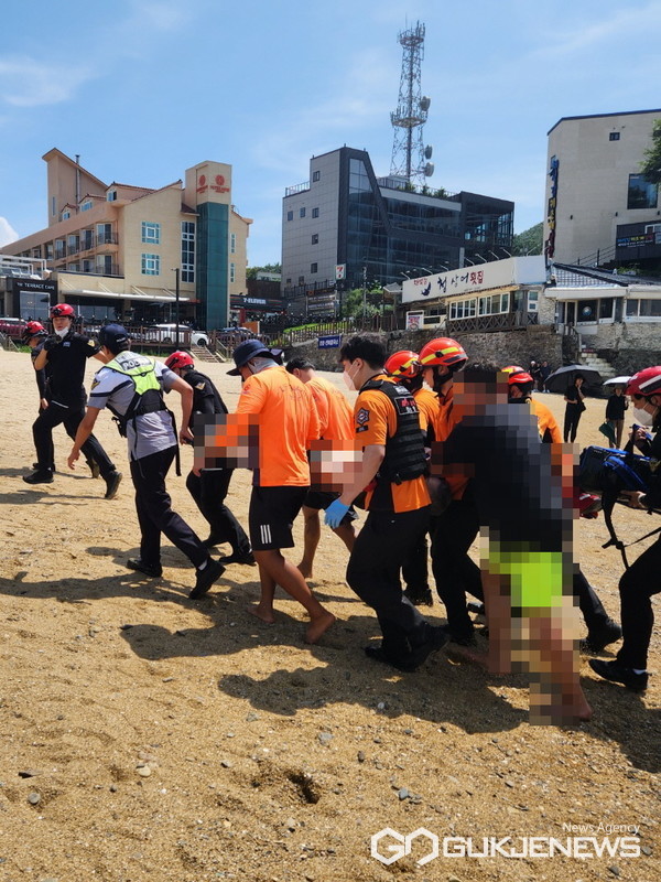 부안해경이 격포해수욕장에서 의식을 잃은 남성을 119 구급차로  긴급이송하고 있다/ 사진=부안해경