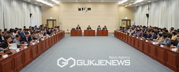 오영훈 제주도지사는  12일 오전  제주도청 본관 4층 탐라홀에서 8월 정책 공유회의를 주재하며, “더 이상 기본계획 고시가 미뤄지지 않도록 대한민국 정부는 빠른 결단과 고시 절차를 이행해달라”고 강조했다.[사진=제주도]