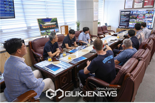 사진=삼척시 박상수시장과 맨체스터시티FC 관계자 간 간담회 진행장면/시제공