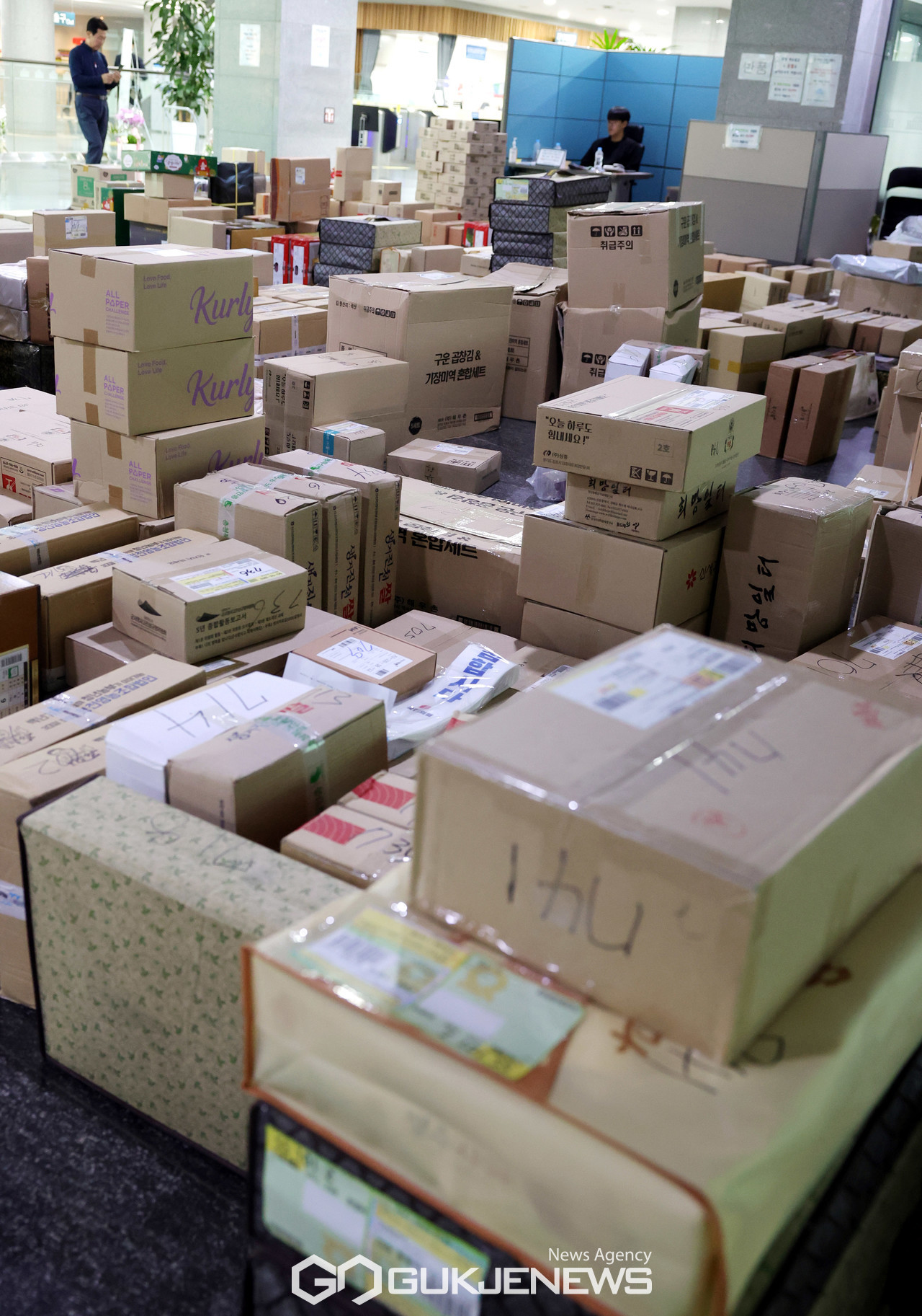 쌓여있는 택배들