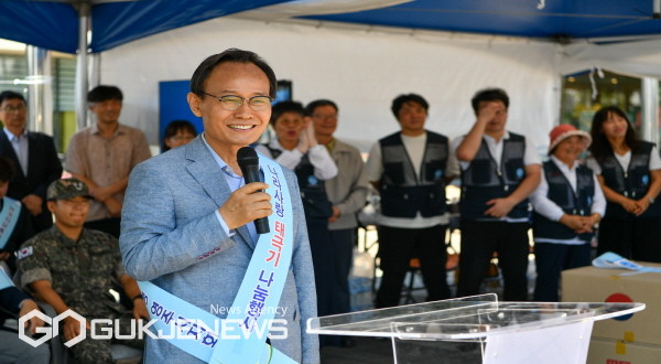 [크기변환]영주-5-2 박남서 영주시장이 태극기 무료나눔 행사에서 인사말을 하고 있다