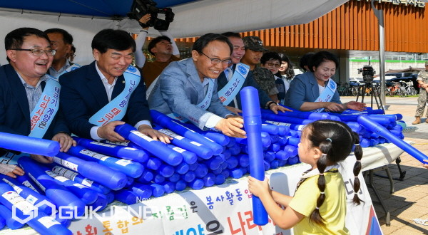 박남서 영주시장이 어린이집 원아들에게 태극기를 나누어주고 있다