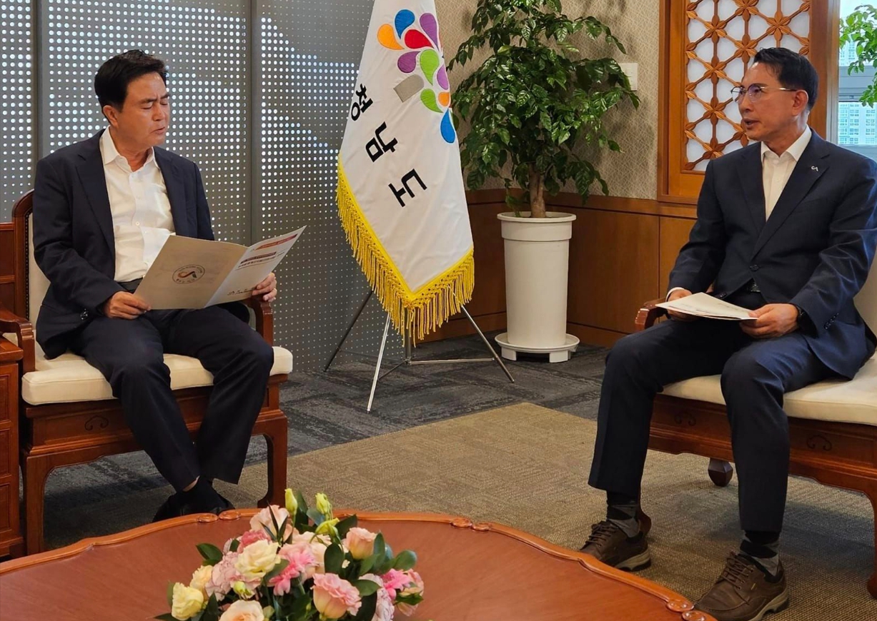 이완섭 충남 서산시장(사진 오른쪽)과 김태흠 도지사가 13일 충남도청에서 면담하고 있다. (사진/서산시)