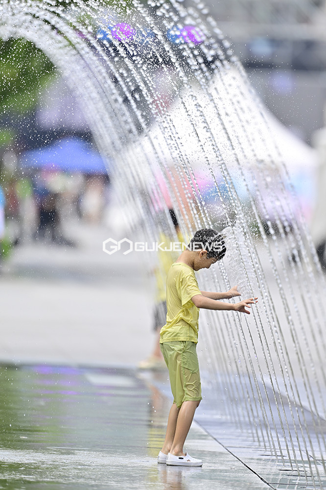 삼복 더위 '말복'을 보내는 도심 = 광화문광장 표정 (사진=안희영 기자)