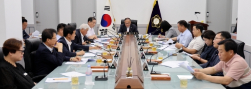 충남 서산시의원들이 14일 서산시의회에서 일명 초록광장 사업 관련해 의원간담회를 열고 있다(사진/서산시의회) 