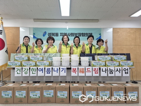 ▲수지구 성복동 지역사회보장협의체에서 주민들에게 '건강한 여름나기 복 드림' 나눔사업을 진행했다.(사진= 용인시)