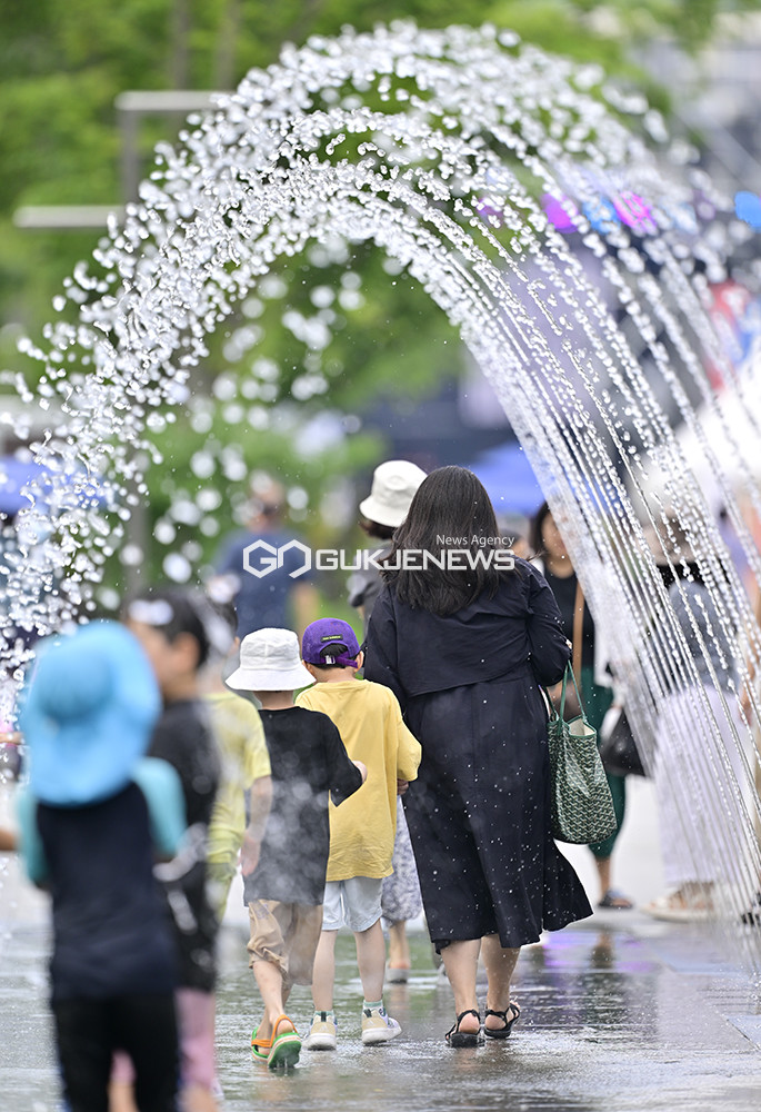 더위 도심모습 = 광화문광장 표정 (사진=국제뉴스DB)