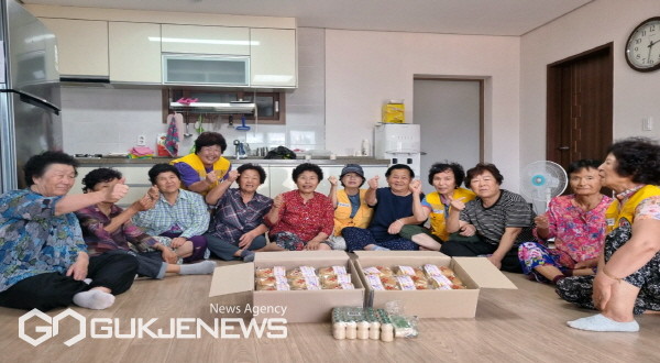 대한적십자사 봉사회 영주시지구협의회원들이 관내 경로당 어르신들에게 직접 만든 카스테라를 전달하였다