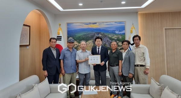 제주 제2공항공건설추진위원회는 19일 오영훈 제주도지사를 만나 제주 제2공항 기본계획이 조속하게 이뤄질수 있도록 대·내외적인 협조를 부탁했다. [사진=제주 제2공항공건설추진위원회]
