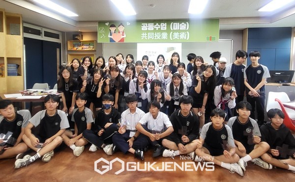 서귀포시(시장 오순문)는 지난 17일부터 20일까지 서귀포시 일원에서 서귀포시와 기노카와시 중학생 30명이 참여한 가운데 홈스테이 교류행사를 성공적으로 마무리했다.[사진=서귀포시청]