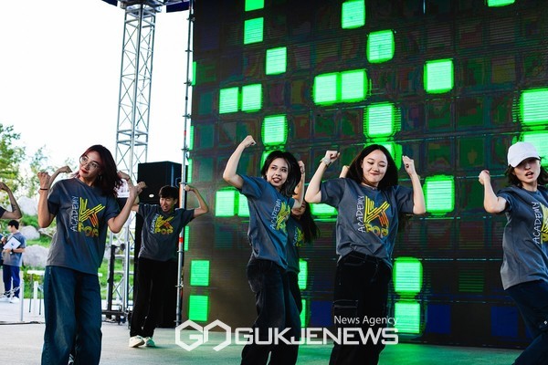 KPOP 댄스공연을 선보이는 수강생들 [사진제공=주카자흐스탄한국문화원]