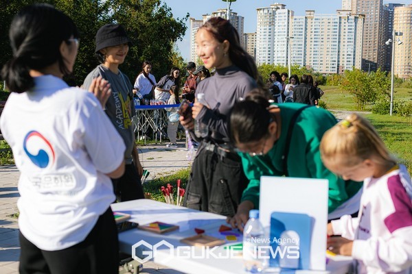 칠교놀이를 하는 모습 [사진제공=주카자흐스탄한국문화원]
