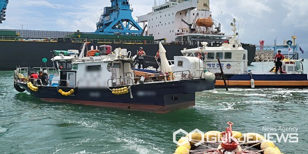 (사진제공=사천해경)해경이 침수 선박 승선원을 구조하고 있다