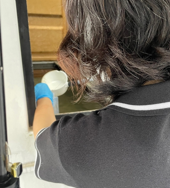 충남 서산시보건소 직원이 21일 레지오넬라균 검출을 위해 검체를 채취하고 있다(사진/서산시)