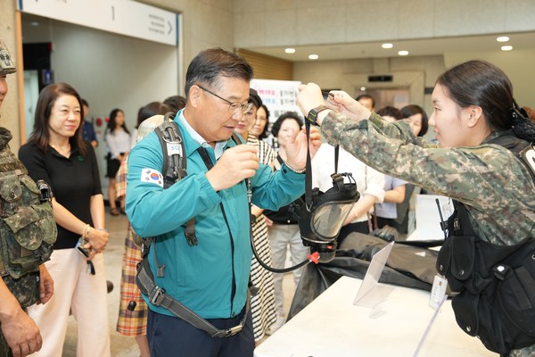 22일 진행된 전시회와 23일 을지 연습 최종 보고회에 참석한 류경기 구청장의 모습