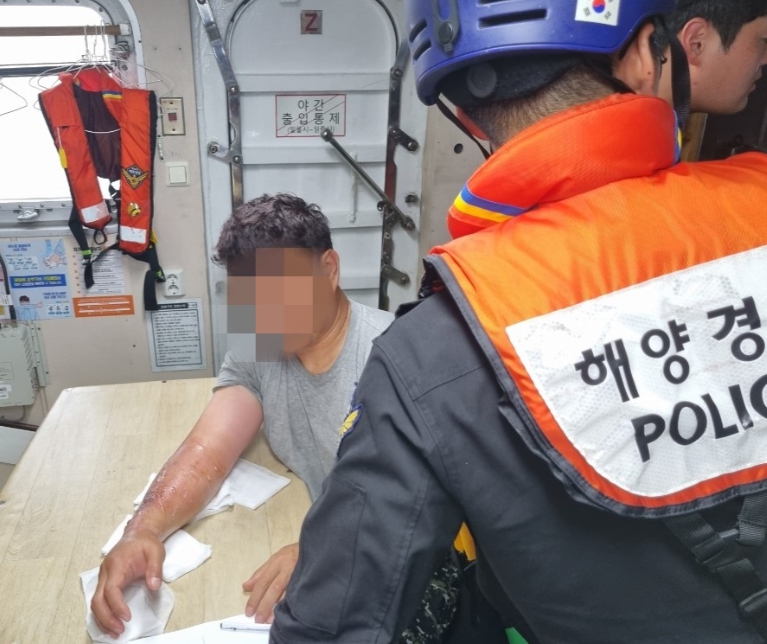 충남 태안해경이 23일 태안군 나치도 인근 해상에서 V-PASS* SOS 신호를 확인해 고장난 선박과 선원을 구조하고 있다(사진/태안해경