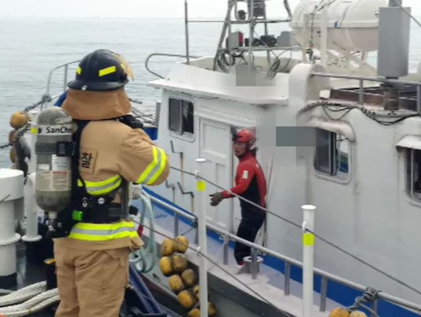 태안해경이 26일 13시 47분 경 태안군 외파수도 인근에서 화재가 발생한 선박을 진화 중이다(사진/태안해양경찰서)