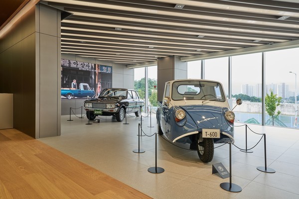 '기아 헤리티지 특별 전시'를 위해 내부에 전시된 T-600과 브리사 복원 차량.jpg