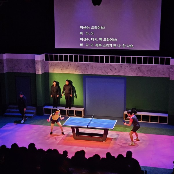 사진은 다른 무대서 공연한 배리어 프리 연극 ‘하늘 바람 바다’ 한 장면.