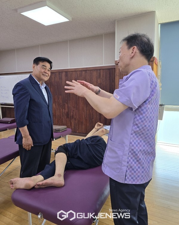 사진= 희망사랑나눔 한의의료 봉사활동 현장 챙기는 동해시 심규언 시장/시제공