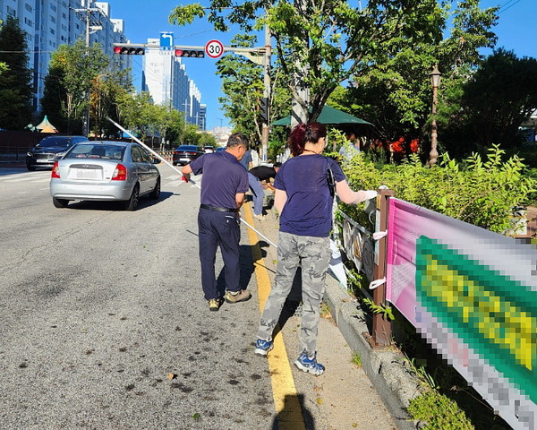 익산시, 초등학교 주변 불법광고물 정비…안전한 환경 조성(사진=익산시 제공)
