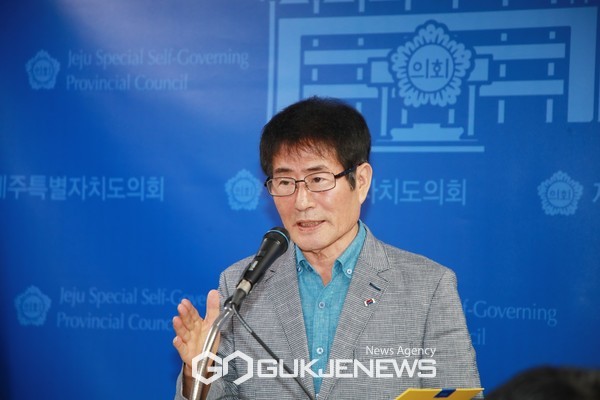 고태민 의원은 29일 오후 제주도의회 기자실에서 기자회견을 열고 주민청구조례인 제주특별자치도 정월대보름 들불축제 지원에 관한 조례안’이 지난 23일 제주도의회 의장 명의로 발의되면서 문화관광체육위원회에 회부된데 따른 입장을 밝혔다.