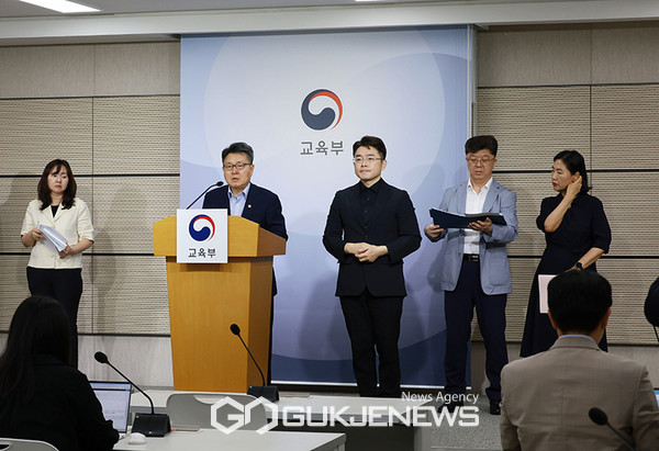 오석환 교육부 차관이 학교 허위합성물(딥페이크) 대응 긴급 브리핑을 하고 있다.