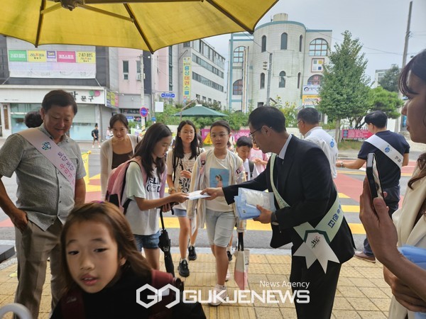 첫 공식 일정으로, 이른 아침부터 학교 정문 앞에 나와 따뜻한 인사와 격려의 말을 전하며 밝고 건강한 학교 생활을 시작할 수 있도록 격려/홍성교육지원청 제공