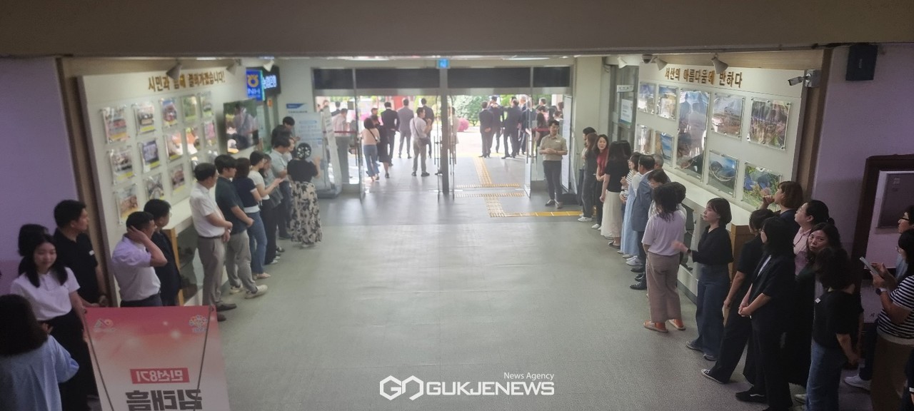 김태흠 충남도지사 방문을 환영하기 위해 서산시청 공무원들이 마중나와 있다(사진/백승일 기자)