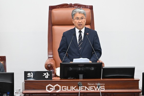 이상봉 제주도의회 의장은 4일 오전 열린 제431회 임시회 제3차 본회의 모두발언을 통해 "민의의 전당에서 (전날) 도지사의 발언은 도의회를 폄훼하는 실망스러운 발언"이라며 "의장으로서 깊은 유감을 표한다"고 말했다.[사진=제주도의회]