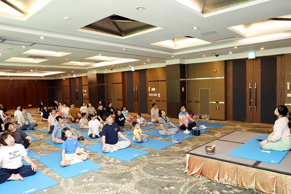 우리 시대 영웅들이 하이원 웰니스프로그램 중 하나인 요가 명상 체험을 하고 있다.(출처=강원랜드)