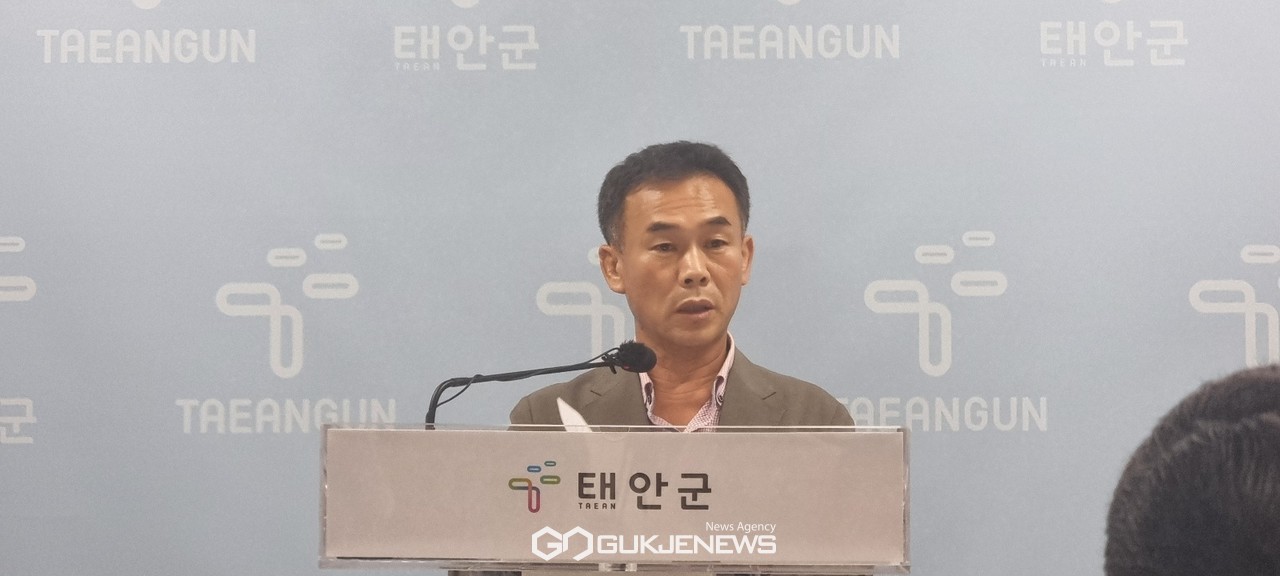 김성호 충남 태안군 수산과장이 4일 태안군청 브리핑실에 수산정책에 대한 기자회견을 하고 있다(사진/백승일 기자)