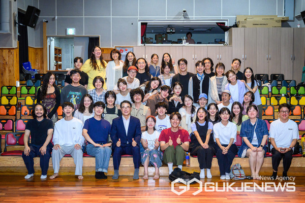 (사진제공=남해군)장충남 군수가 국립극단 청년교육단원들과 기념사진을 촬영하고 있다