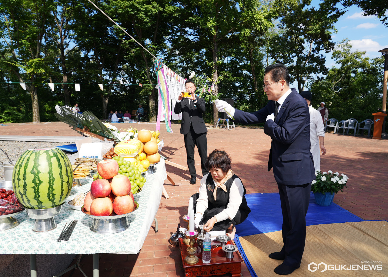 (제공=영천시) 제25회 신녕지구전투 호국영령 위령제, 헌화하는 최기문 영천시장