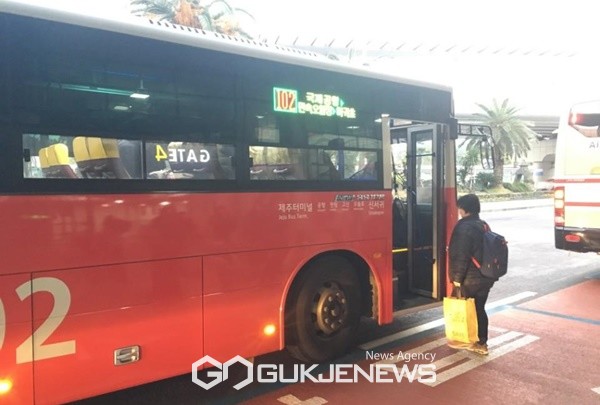 제주도가 지난 8월 1일 실시한 버스 노선 개편 이후, 도민 불편 해소에 주력한 결과 민원이 개편 이전 수준으로 감소한것으로 나타났다. 접수된 민원 중 , 노선 운행횟수 추가 요청이 281건으로 가장 많았다. 다음으로는 운행시간대 변경 요청 141건, 노선변경 요청 94건 등이었다.[사진=제주도]