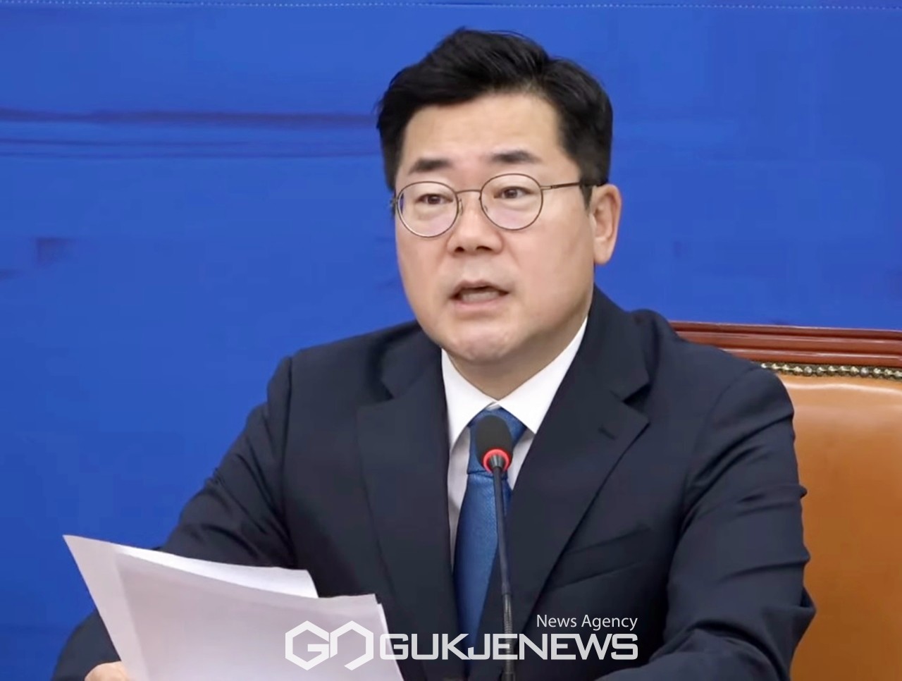 ▲박찬대 더불어민주당 원내대표는 9일 오전 최고위원회의에서 검찰 수사심의위원회의 김건희 여사 명품가방 불기소처분 권고 의결에 대해 비난하고 있다./사진=원명국 기자