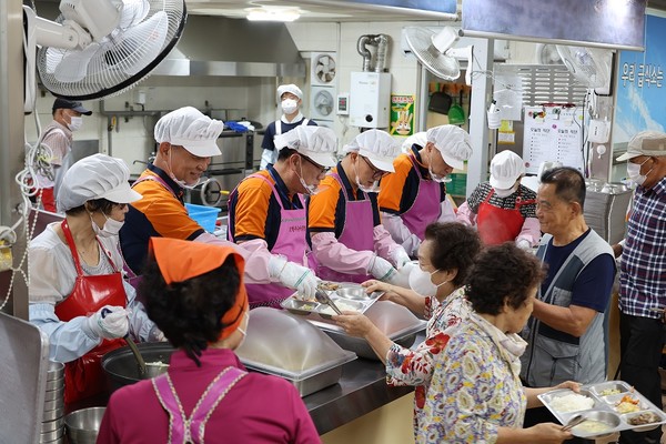   사진은 포항제철소 소장단, 정비사업회사 대표, 파트너사협회장들이 해도동 무료급식소에서 추석맞이 배식 봉사를 하고 있다. (사진 = 포항제철소)