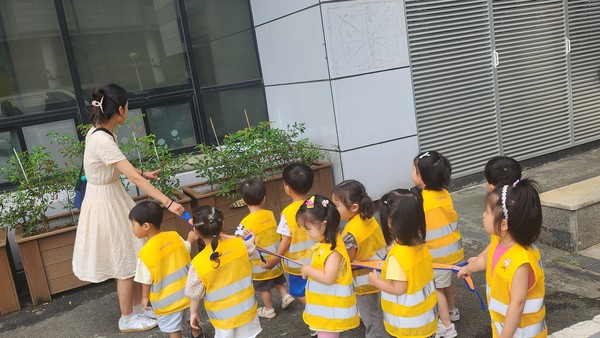 안전조끼를 착용 중인 어린이집 재원생들(사진=송파구청)