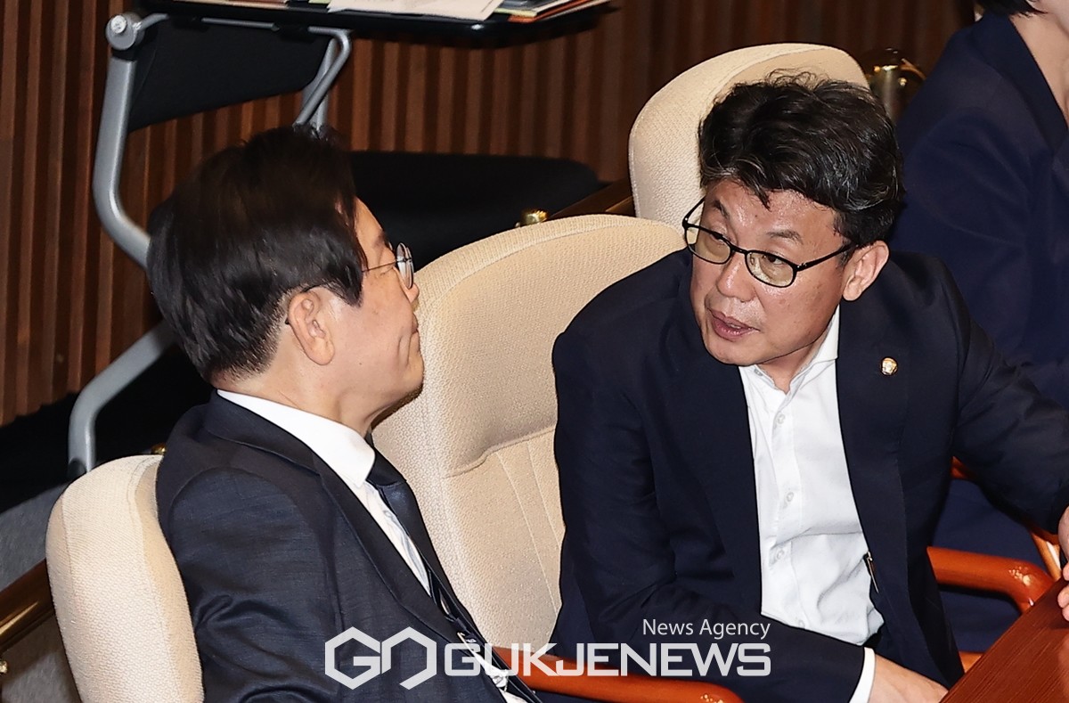 대화 나누는 이재명 진성준
