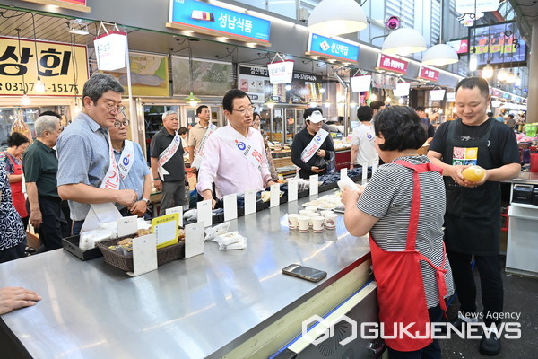 이현재 하남시장이 추석을 앞둔 9일 기업인협의회와 ‘9월 전통시장 가는 날’ 장보기 행사를 진행하고 있다.(사진=하남시)