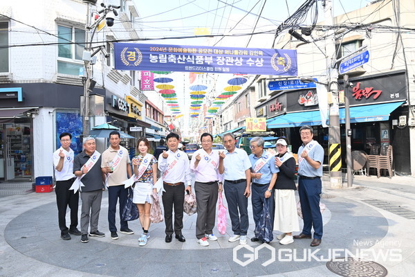 이현재 하남시장이 추석을 앞둔 9일 기업인협의회와 ‘9월 전통시장 가는 날’ 장보기 행사를 진행하고 있다.(사진=하남시)