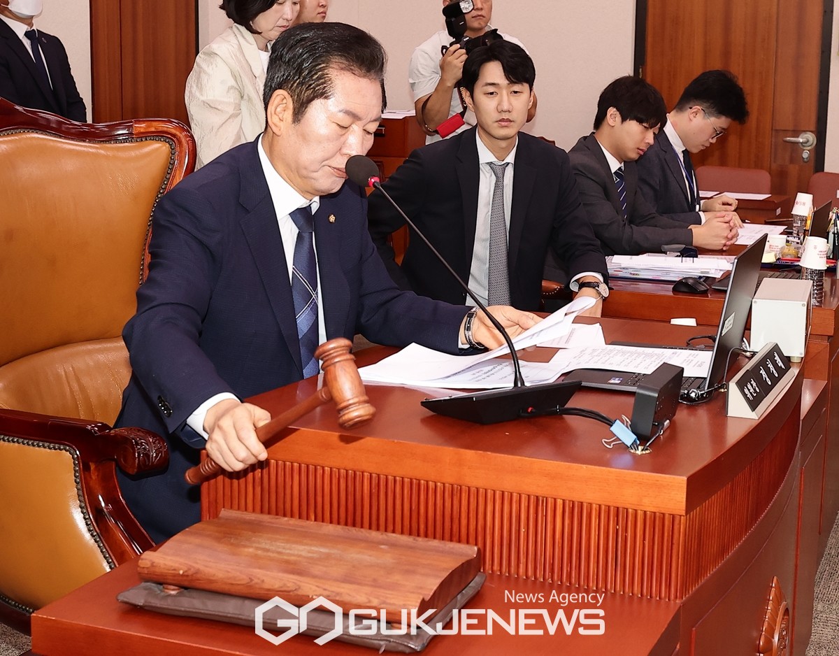 ▲정청래 국회 법제사법위원회 위원장이 11일 채상병 특검법과 김건희 여사 특검법 등 심의를 위해 전제회의를 개의하고 있다./사진=원명국 기자  