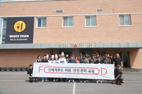 육군 36사단 'White Tiger 레스토랑'에서 조리컨설팅에 참여한 관계자들이 기념촬영하고 있다..<사진제공=육군 36사단>