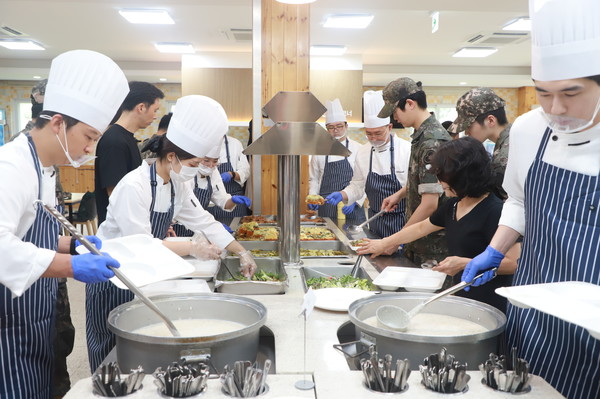 육군 36사단 'White Tiger 레스토랑'에서 전문셰프와 강원 남부권역 급양관계관들이 조리한 특식(거꾸로 버거, 흑임자 냉파스타 등 8개 메뉴)을 배식하고 있다. 