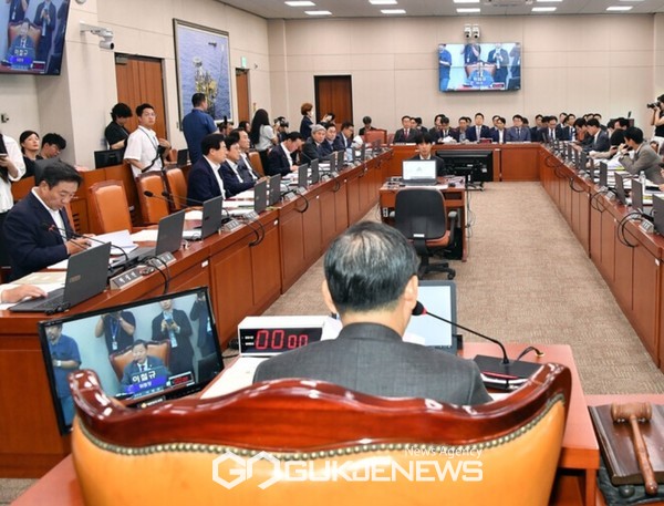 사진= 중소벤처위원회 이철규 위원장 결산심사 진행/고정화기자